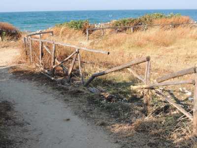 Una porzione della staccionata che fiancheggia la pista ciclabile delle grotte di Ripalta: si possono notare i danni creati dall'impatto con le moto. La pista � infatti utilizzata come circuito per le gare 